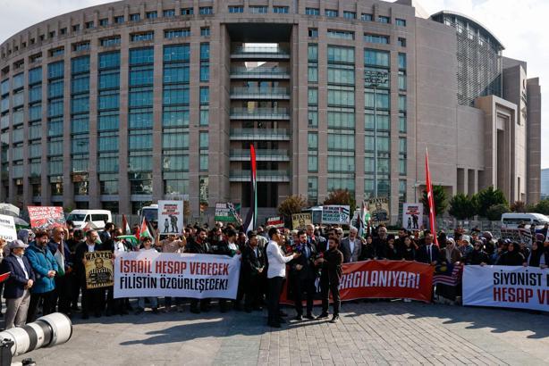 Sumud Filosu’na saldırı davası başladı; aktivistler ve avukatlar basın açıklaması yaptı