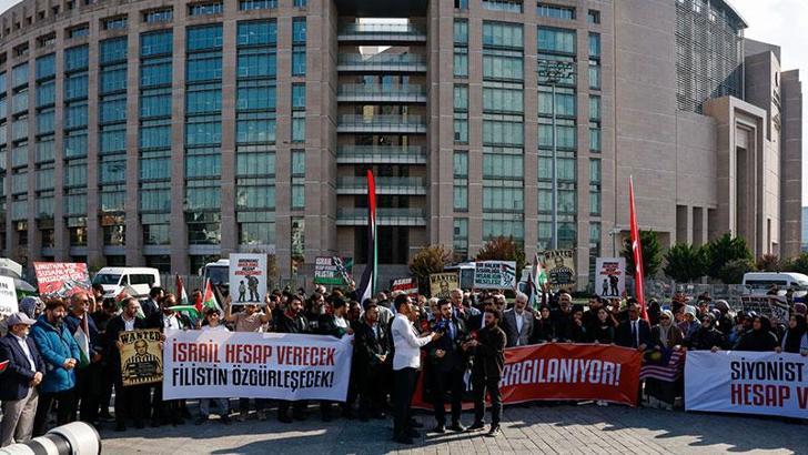 Sumud Filosu’na saldırı davası başladı; aktivistler ve avukatlar basın açıklaması yaptı