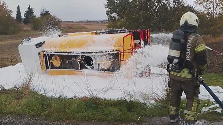 Silivri’de yakıt yüklü tanker şarampole devrildi