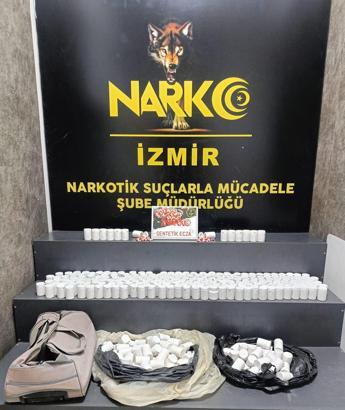 İzmir’de toprağa gömülü 17 bin 528 sentetik ecza ele geçirildi 2 gözaltı