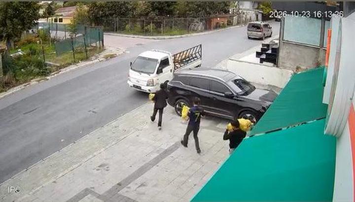 Avcılar’da kamyonetle market önüne gelip 4 çuval patates çaldılar