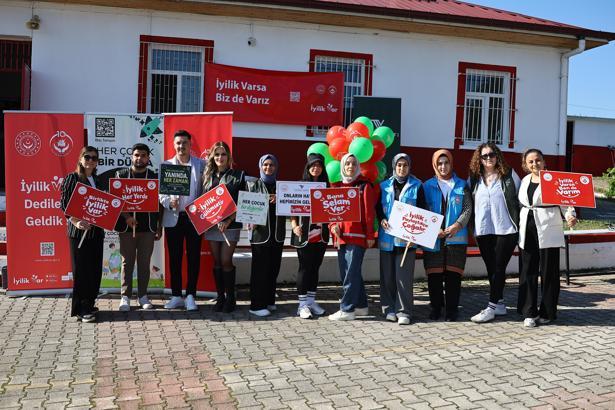 Samsun’da çocuklar okul bahçesinde pickleball sahası boyadı