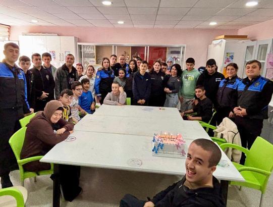 Amasya’da polisten özel gereksinimli öğrencilere doğum günü sürprizi