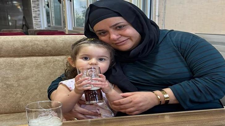 Hatay'da kazada ölen anne ile 4 yaşındaki kızı toprağa verildi