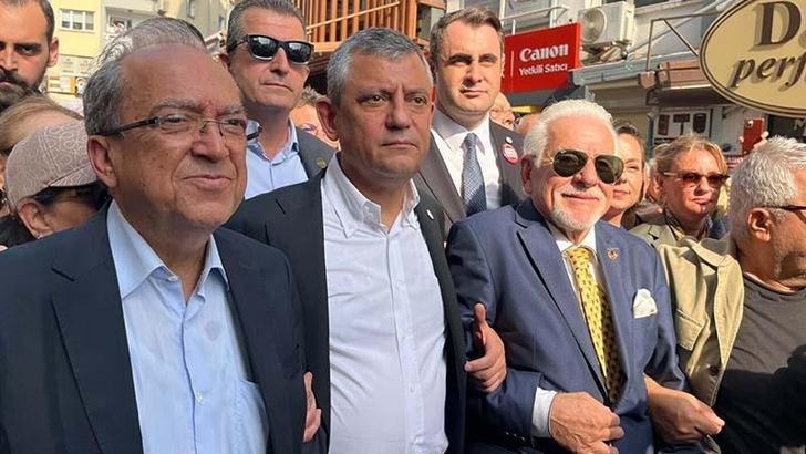Özgür Özel, İzmir'de gazetecilerin yürüyüşüne katıldı