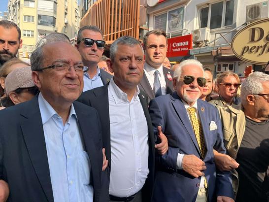 Özgür Özel, İzmir'de gazetecilerin yürüyüşüne katıldı