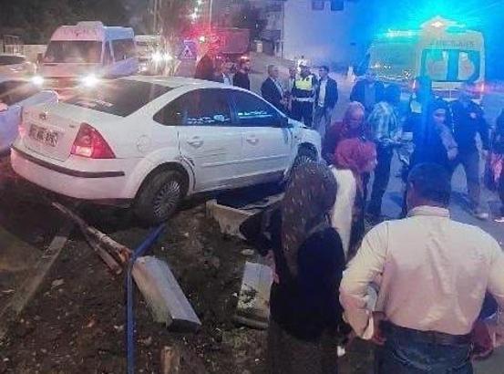 Otomobil ile hafriyat kamyonu çarpıştı; 2 yaralı