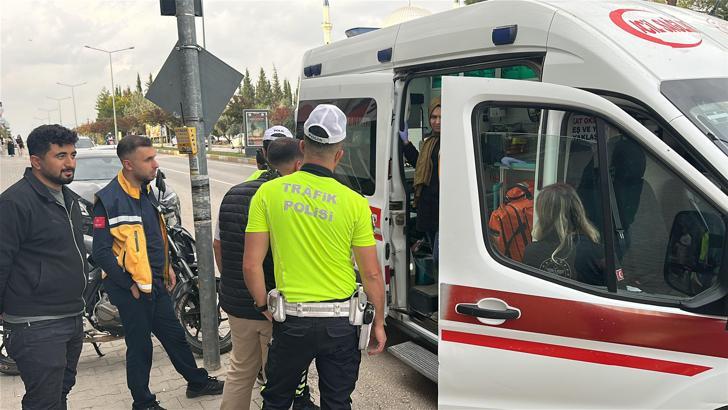 Otomobil ile çarpışan motosiklet sürücüsü yaralandı