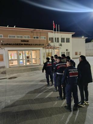 Yolda durdurulan minibüste 20 kaçak göçmen yakalandı; 5 organizatör tutuklandı