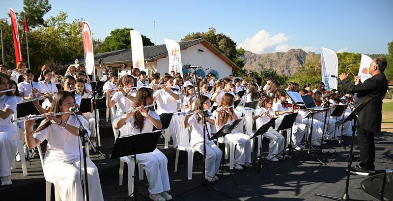 Kemer Belediyesi Cumhuriyet Orkestrası'ndan Çıralı'da konser