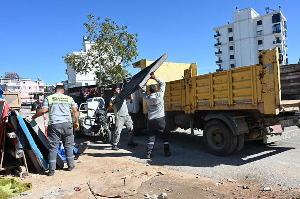 30 kamyon atık temizlendi
