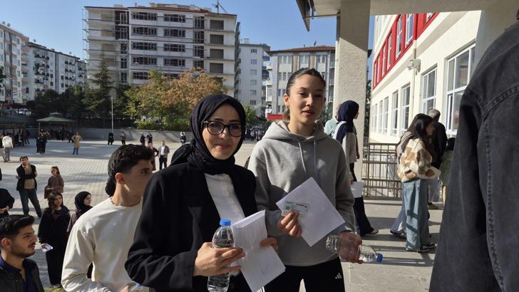 Anne ve kızı, aynı okulda KPSS'ye girdi