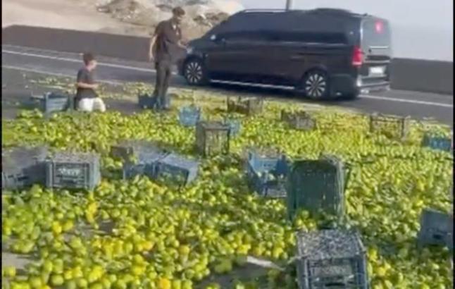 Gaziantep’te mandalina yüklü kamyon devrildi