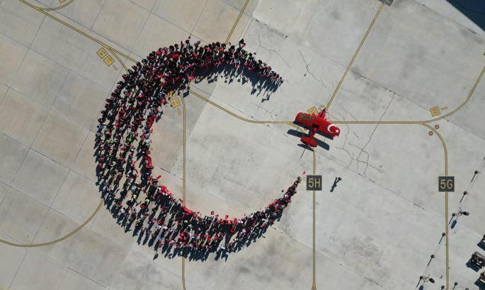 Cumhuriyet Bayramı'na özel koreografi; insanlar hilal, akrobasi uçağı yıldız oldu