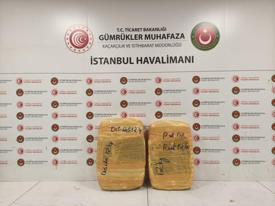 İstanbul Havalimanı'nda 25 kilogram esrar ele geçirildi; 2 gözaltı