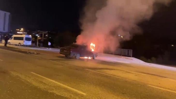 Kavşaktan dönen otomobilin motor kısmı alev aldı