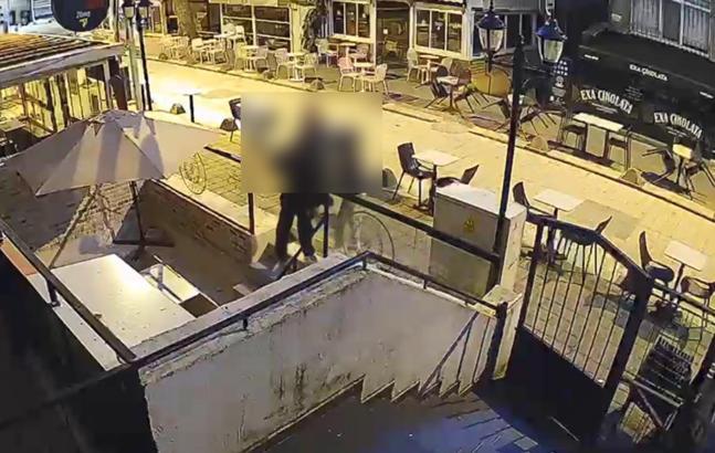 Kafelerden hırsızlık yapan şüpheliler kamerada