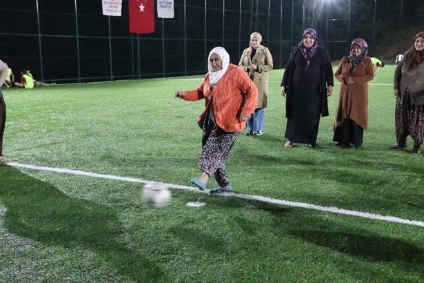 Kadınlar halı sahada Cumhuriyet coşkusunu yaşadı