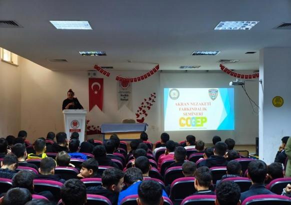 Polisten öğrenciler ile velilerine güvenlik eğitimi