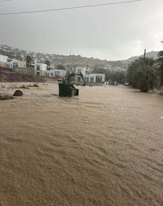 Bodrum'da sağanak; yollar göle döndü, iş yerlerini su bastı