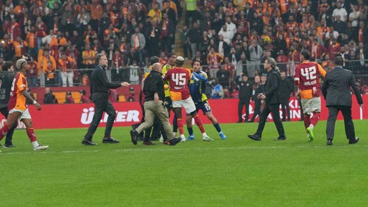 Derbi sonrası saha karıştı, Abdülkerim Bardakcı ile Archie Brown birbirine girdi