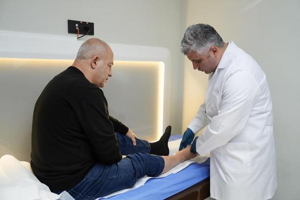 Böbrekleri koruyarak bacak damarlarındaki tıkanıklığı açtılar