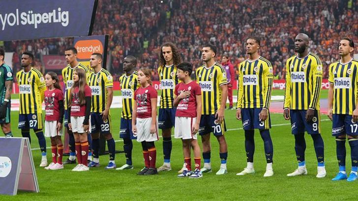 Fenerbahçe derbide mağlup olarak zirvenin 6 puan gerisinde kaldı