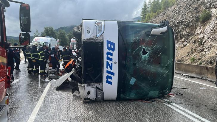Isparta- Antalya kara yolunda yolcu otobüsü devrildi