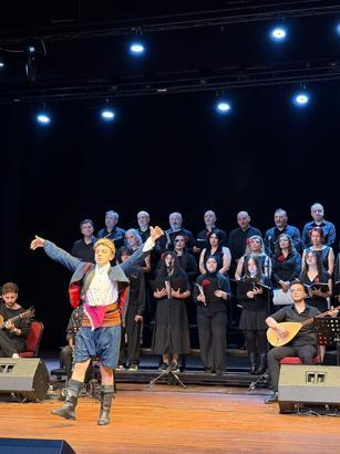 Tozlanmış türküler konserinde öğrenciler ve öğretmenler aynı sahneyi paylaştı