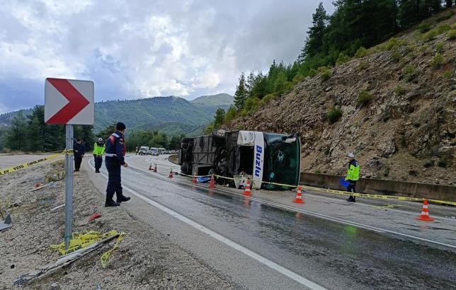 Isparta- Antalya kara yolunda yolcu otobüsü devrildi; 1 ölü, 8 yaralı (2)