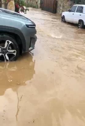 Datça'da sağanak nedeniyle yollar göle döndü