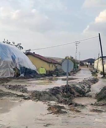 Aksaray’da etkili olan sağanak, su baskınlarına neden oldu