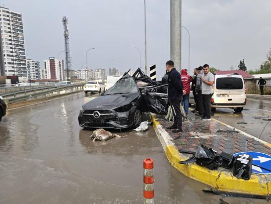 Yön tabelasının direğine çarpan otomobilin sürücüsü öldü