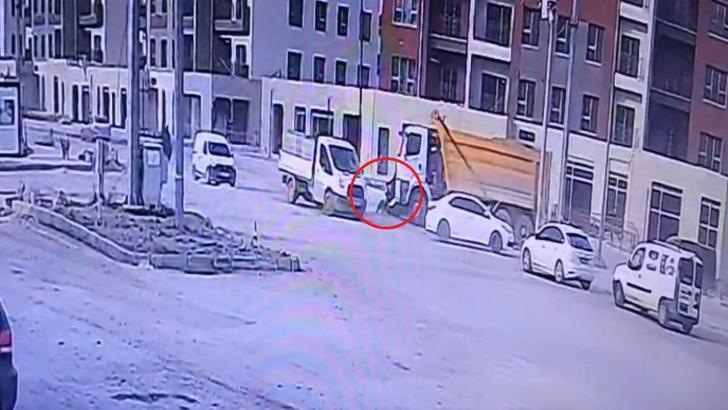 Hafriyat kamyonuyla çarpışan motosikletin sürücüsünün öldüğü kaza kamerada