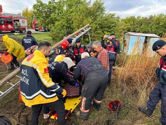 Su kuyusuna düşen kadını itfaiye kurtardı
