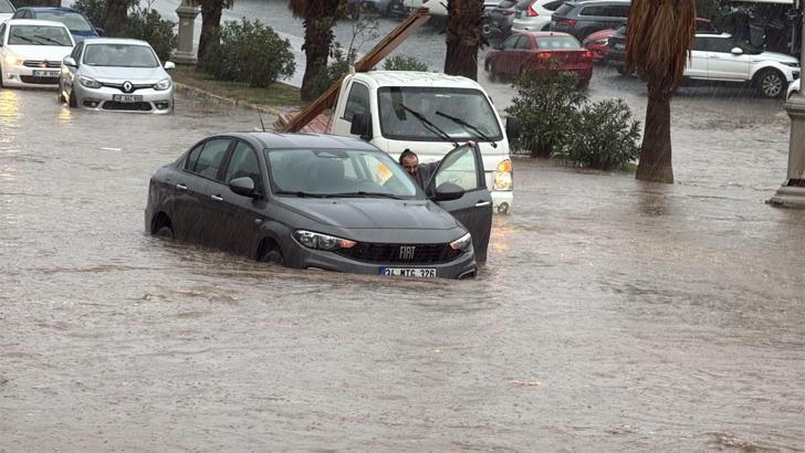 Bodrum’da sağanak; cadde ve sokaklar göle döndü, araçlar yolda kaldı