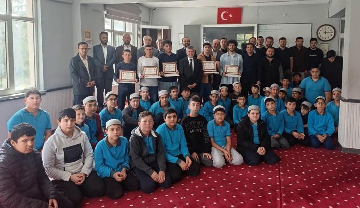 Erkek hafızların belge sevinci