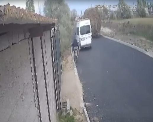 Devrilen motosikletin sürücüsü ağır yaralandı; kaza kamerada