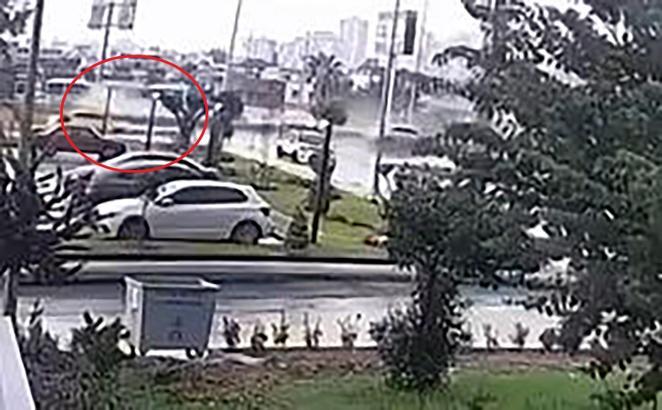 Otomobilin direğe çarptığı, sürücünün öldüğü kaza kamerada