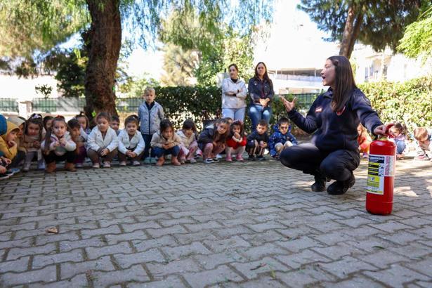 Aydın'da itfaiyeciler minik öğrencilerle bir araya geldi