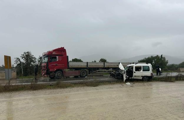 TIR ile hafif ticari araç kafa kafaya çarpıştı: 1 ölü, 1 ağır yaralı
