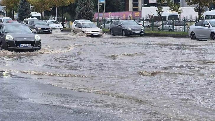 Malatya'da sağanak nedeniyle yollar göle döndü