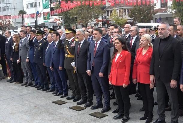 Bursa’da Cumhuriyet Bayramı kutlamaları çelenk sunma töreniyle başladı