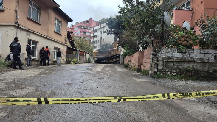 Zonguldak’ta riskli apartmanın yıkımı başladı