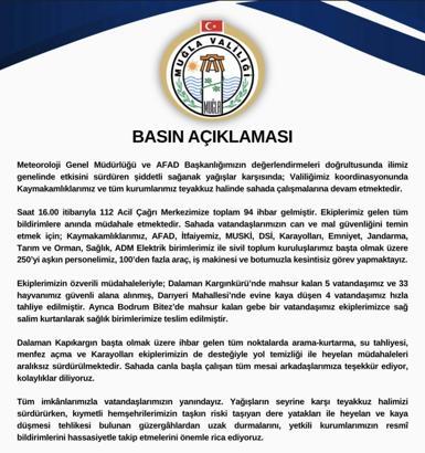 Bodrum'da sağanak; cadde ve sokaklar göle döndü, araçlar yolda kaldı (4)