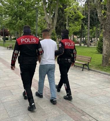 Manisa'da 152 yıl hapis cezasıyla aranan 17 yaşındaki firari yakalandı