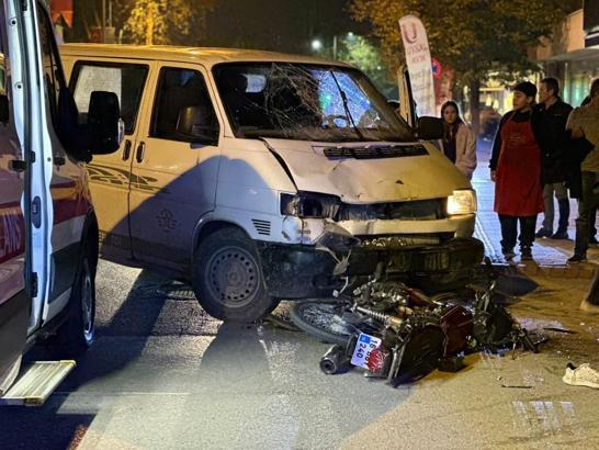 Minibüs ile motosiklet kafa kafaya çarpıştı: 1 yaralı