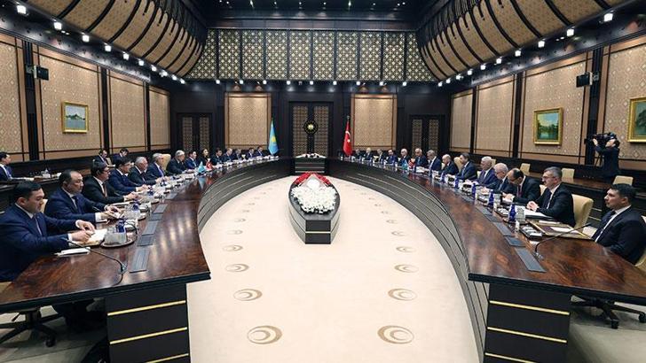 Bakan Bayraktar, Kazakistan Enerji Bakanı Akkenzhenov ile görüştü