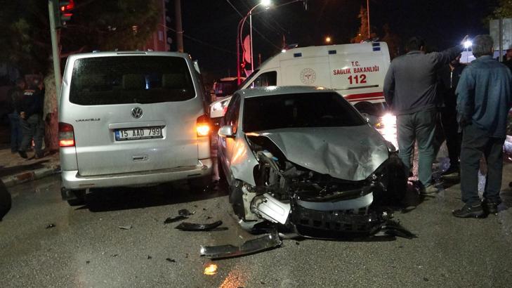 Servis minibüsü otomobille çarpıştı; 12 öğrenci hastaneye kontrole götürüldü