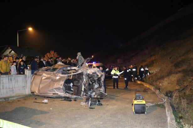 Otomobil uçuruma yuvarlandı: 1 ölü 3 yaralı